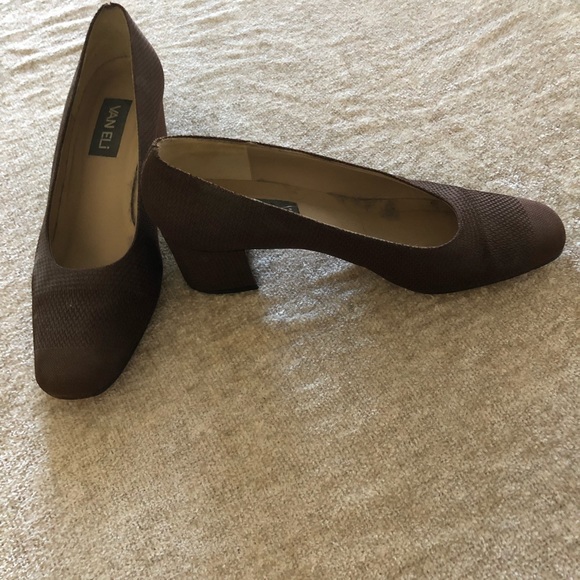 Vaneli women's brown shoes. - Picture 4 of 5